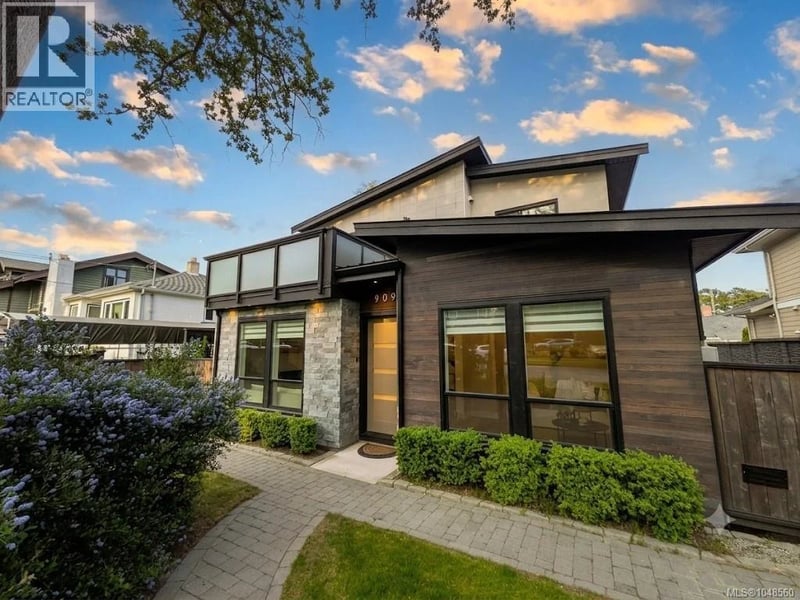 909 Bank Street, Victoria, British Columbia, V8S4B1, Victoria, British Columbia — photo 1 of 5