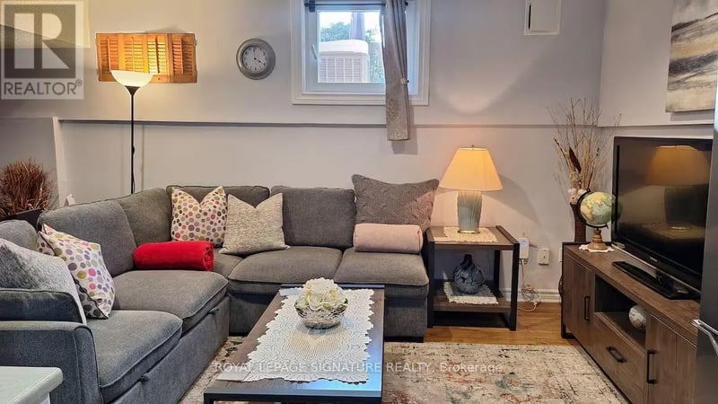 6 Blairville Street, Toronto (Bathurst Manor), Ontario, M3H5Y5, Toronto (Bathurst Manor), Ontario — photo 1 of 5
