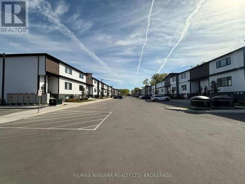 #824 4263 Fourth Avenue, Niagara Falls (Downtown), Ontario, L2E0C2, Niagara Falls (Downtown), Ontario — photo 1 of 5