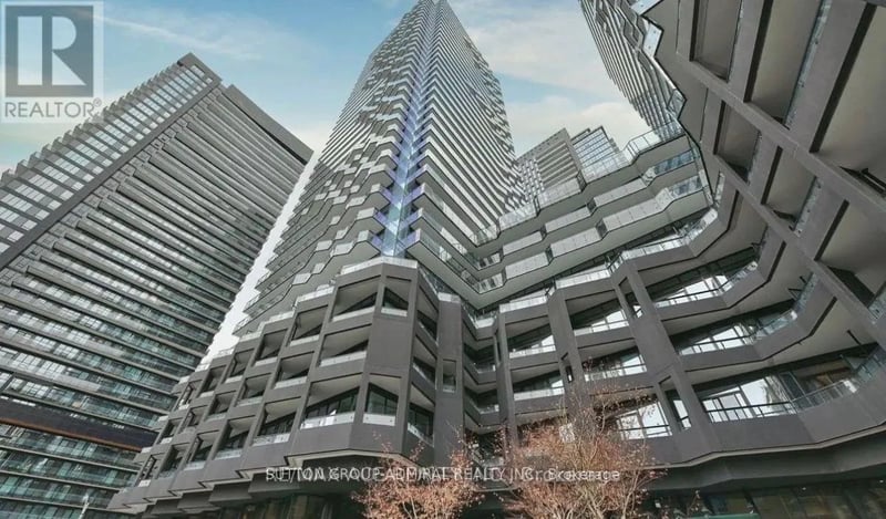 ## 2204 N 120 Broadway Avenue, Toronto (Mount Pleasant West), Ontario, M4P0E9, Toronto (Mount Pleasant West), Ontario — photo 1 of 5