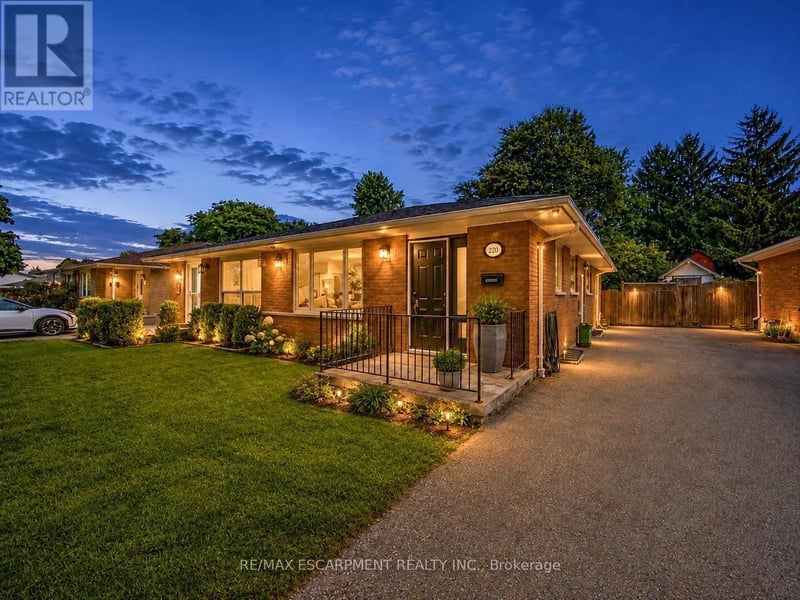220 CAIRN Street, London South (South J), Ontario, N5Z3W7, London South (South J), Ontario — photo 1 of 5