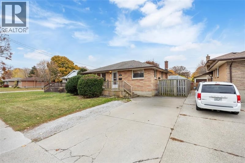 1035 WELLINGTON Street, Sarnia, Ontario, N7S1E4, Sarnia, Ontario — photo 1 of 5