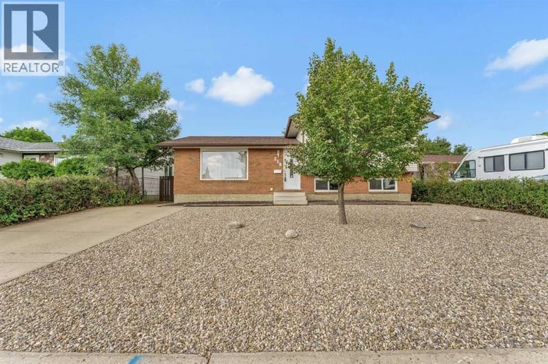 218 Carry Drive Southeast, Medicine Hat, Alberta, T1B1N5, Medicine Hat, Alberta — photo 1 of 5