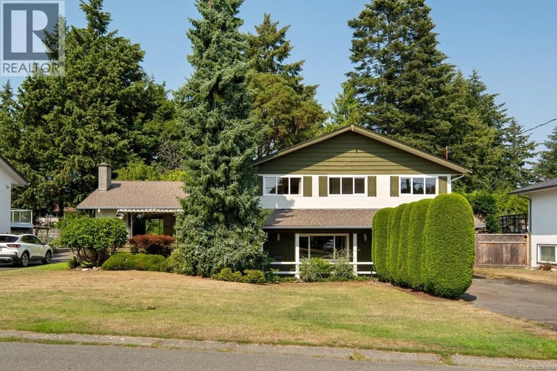 2045 San Rafael Crescent, Saanich, British Columbia, V8N2H7, Saanich, British Columbia — photo 1 of 5