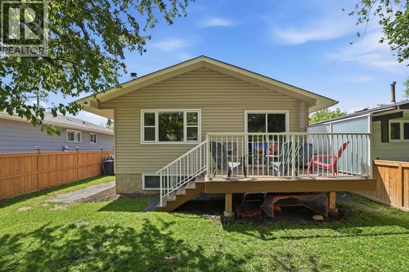 3056 32A Street Southeast, Calgary, Alberta, T2B0T3, Calgary, Alberta — photo 1 of 5