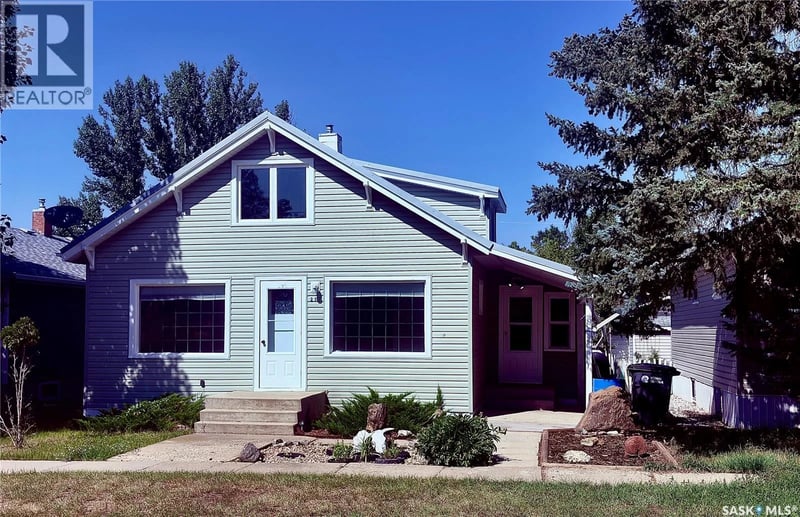 217 7th AVENUE E, Assiniboia, Saskatchewan, S0H0B0, Assiniboia, Saskatchewan — photo 1 of 5