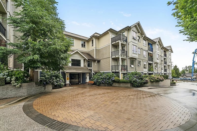#411 13897 FRASER Highway, Surrey, British Columbia, V3T0G8, Surrey, British Columbia — photo 1 of 5