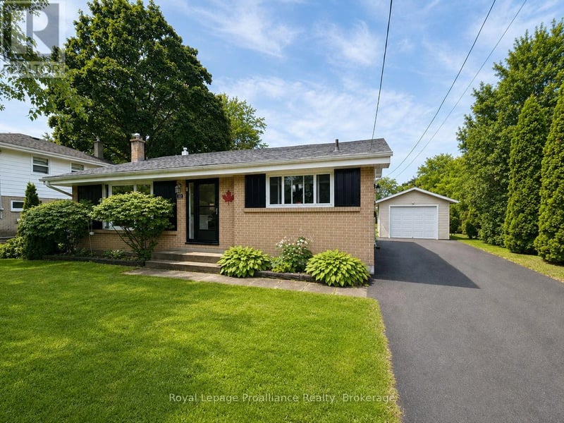 32 Glen Road, Belleville (Belleville Ward), Ontario, K8P4G1, Belleville (Belleville Ward), Ontario — photo 1 of 5
