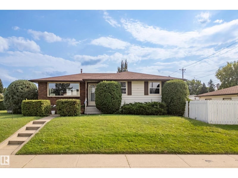 12321 136 AV NW, Edmonton, Alberta, T5L4A7, Edmonton, Alberta — photo 1 of 5