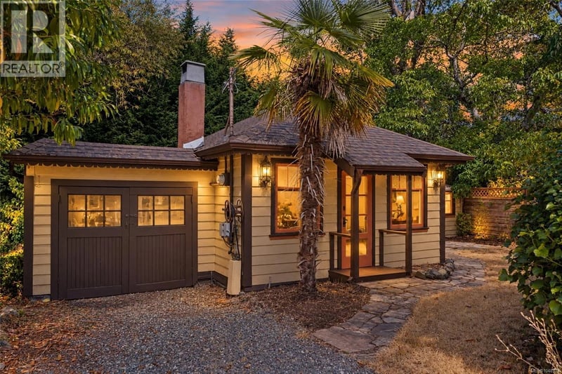 1030 Falmouth Road, Saanich, British Columbia, V8X3A5, Saanich, British Columbia — photo 1 of 5