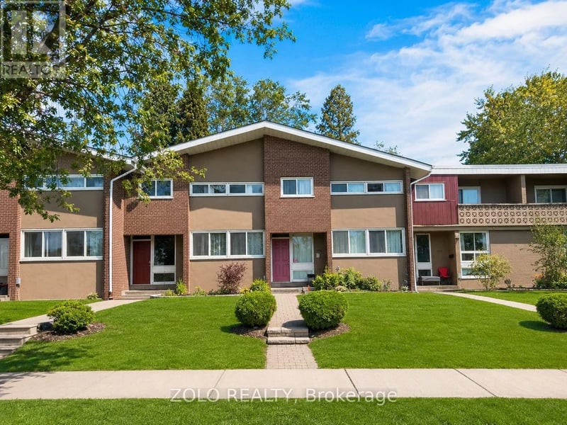 #16 3250 The Credit Woodlands, Mississauga (Erindale), Ontario, L5C2J6, Mississauga (Erindale), Ontario — photo 1 of 5