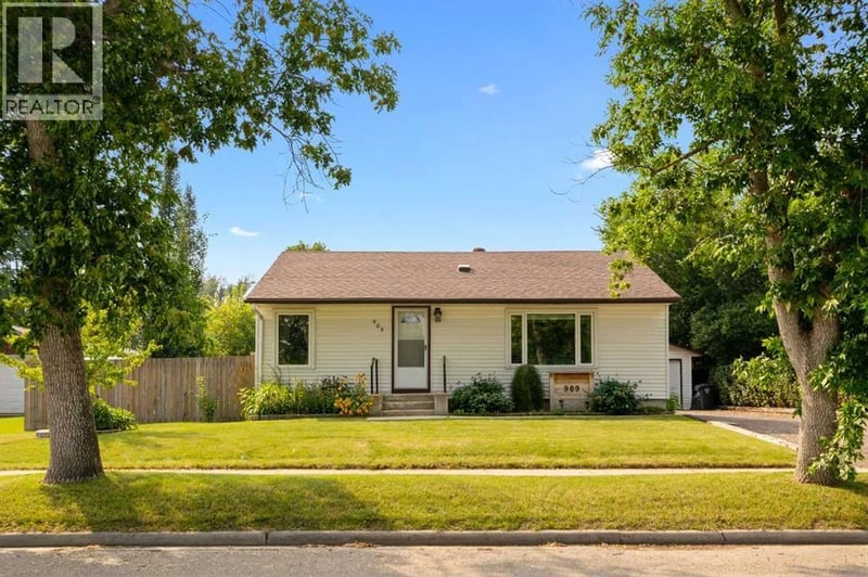 909 6 Street Southwest, High River, Alberta, T1V1B3, High River, Alberta — photo 1 of 5