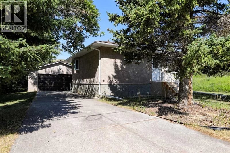 1142 Coleman Avenue, Pincher Creek, Alberta, T0K1W0, Pincher Creek, Alberta — photo 1 of 5