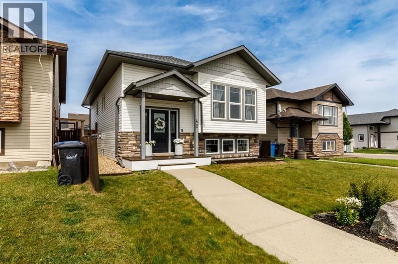 42 Hawthorne Way, Penhold, Alberta, T0M1R0, Penhold, Alberta — photo 1 of 5