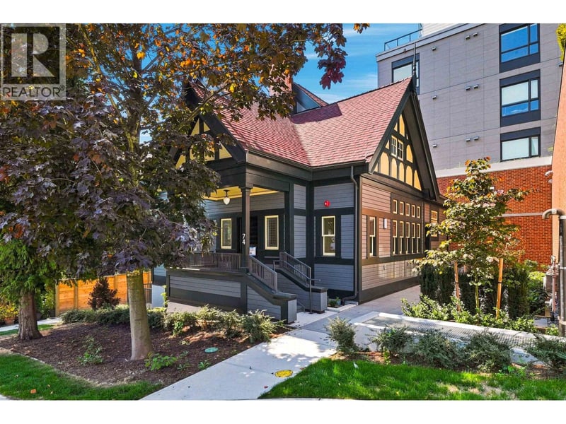 74 FIRST Street, New Westminster, British Columbia, V3L2G1, New Westminster, British Columbia — photo 1 of 5