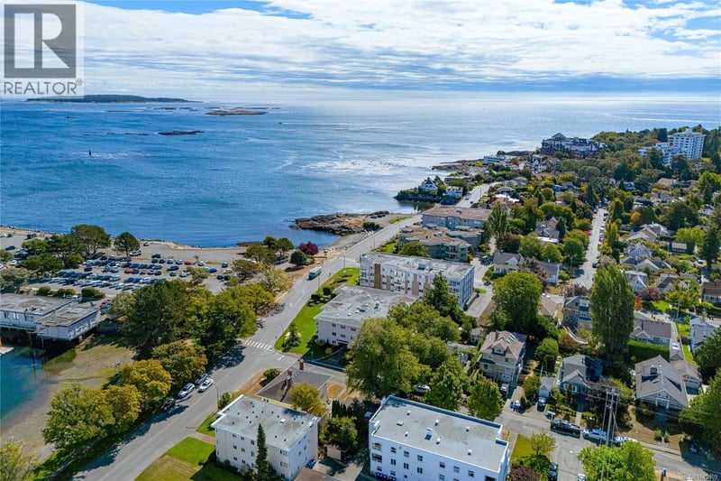 #102 1318 Beach Drive, Oak Bay, British Columbia, V8S2N5, Oak Bay, British Columbia — photo 1 of 5