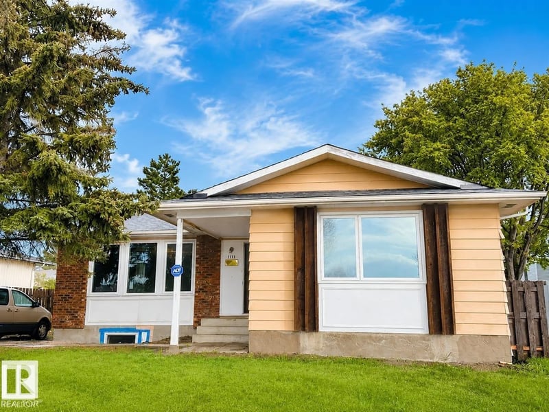 2613 105A ST NW, Edmonton, Alberta, T6J4A3, Edmonton, Alberta — photo 1 of 5