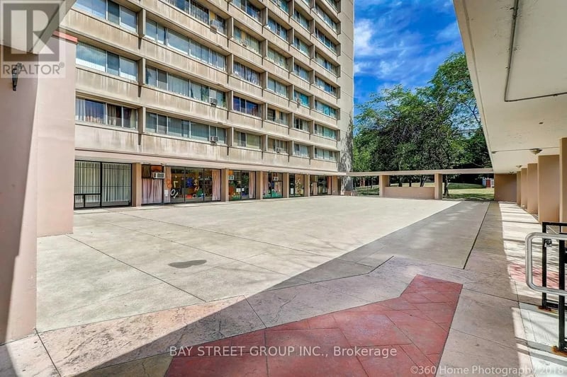 #1010 100 Leeward Glenway, Toronto (Flemingdon Park), Ontario, M3C2Z1, Toronto (Flemingdon Park), Ontario — photo 1 of 5