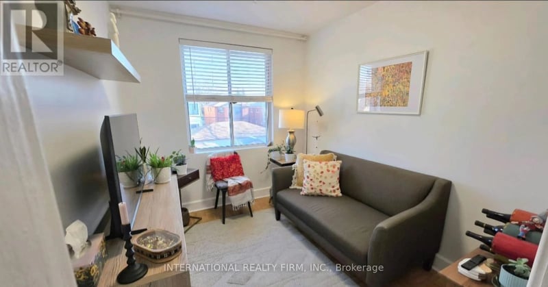 #2 75 Auburn Avenue, Toronto (Corso Italia-Davenport), Ontario, M6H2L8, Toronto (Corso Italia-Davenport), Ontario — photo 1 of 5