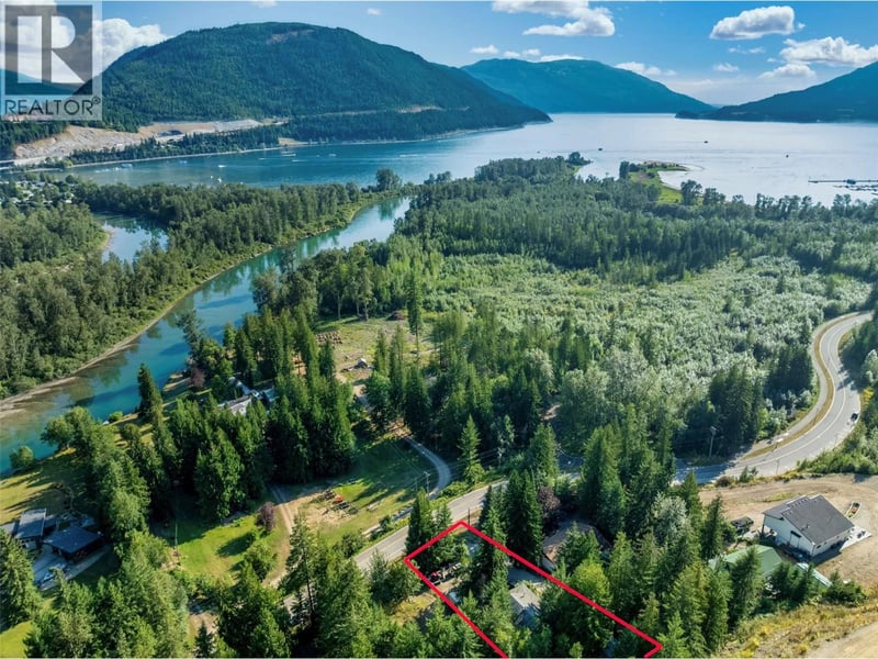 8 Old Town Road, Sicamous, British Columbia, V0E2V4, Sicamous, British Columbia — photo 1 of 5