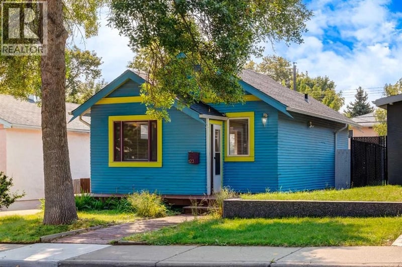 123 30 Avenue Northwest, Calgary, Alberta, T2M2N1, Calgary, Alberta — photo 1 of 5