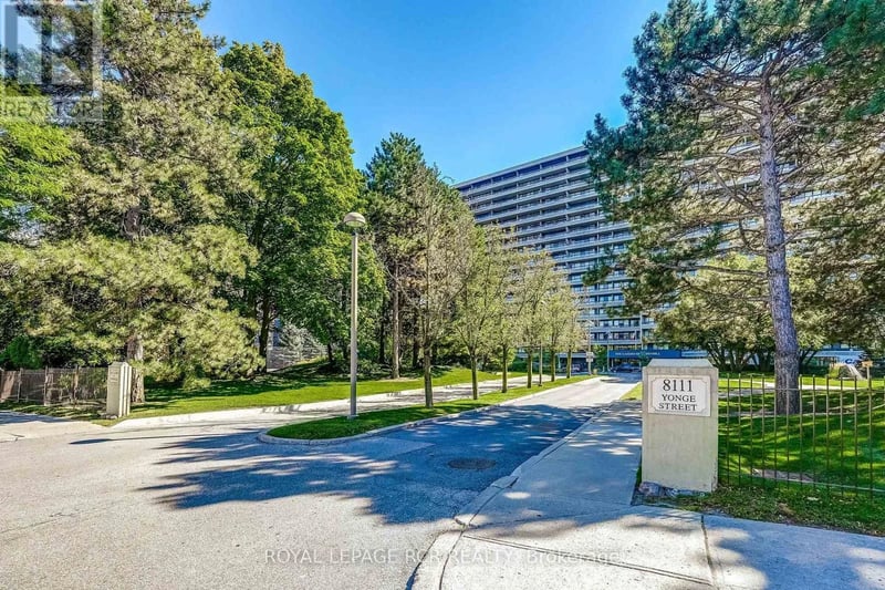 #1612 8111 Yonge Street, Markham (Royal Orchard), Ontario, L3T4V9, Markham (Royal Orchard), Ontario — photo 1 of 5