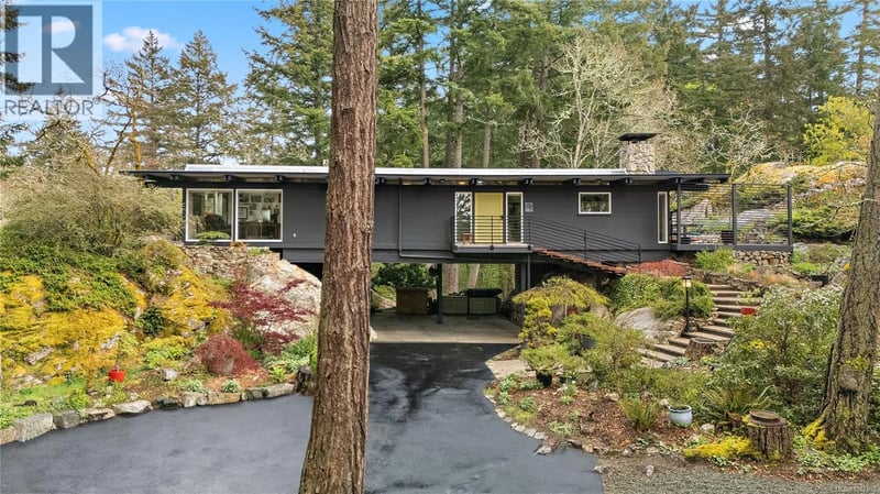 4513 Edgewood Place, Saanich, British Columbia, V8X2N8, Saanich, British Columbia — photo 1 of 5