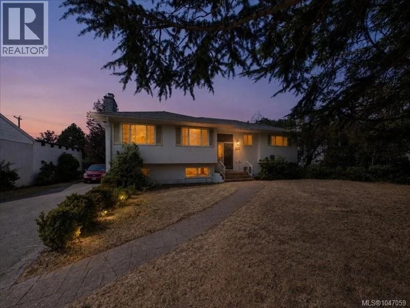 3512 Henderson Road, Oak Bay, British Columbia, V8P5B1, Oak Bay, British Columbia — photo 1 of 5