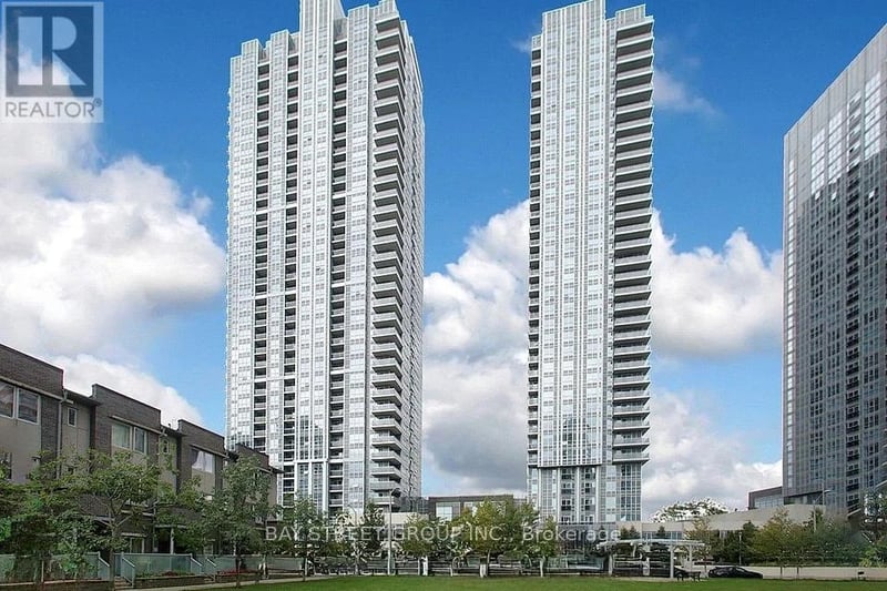 #2123 275 Village Green Square, Toronto (Agincourt South-Malvern West), Ontario, M1S0L8, Toronto (Agincourt South-Malvern West), Ontario — photo 1 of 5