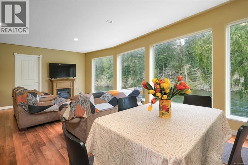 2420 Campbell River Road, Campbell River, British Columbia, V9W4N7, Campbell River, British Columbia — photo 1 of 5