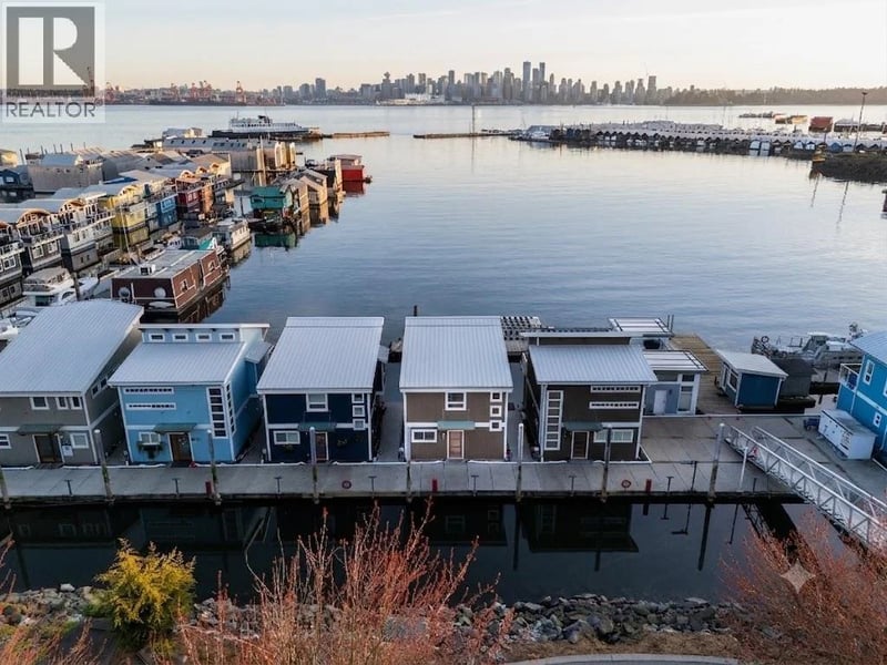 #FRSL17 415 ESPLANADE Avenue, North Vancouver, British Columbia, V7M1A6, North Vancouver, British Columbia — photo 1 of 5