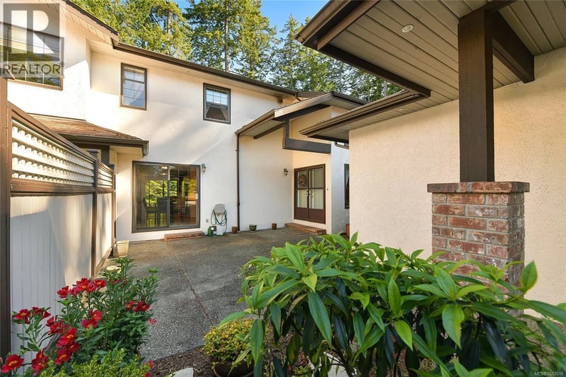 #3 4631 Lochside Drive, Saanich, British Columbia, V8Y2S9, Saanich, British Columbia — photo 1 of 5