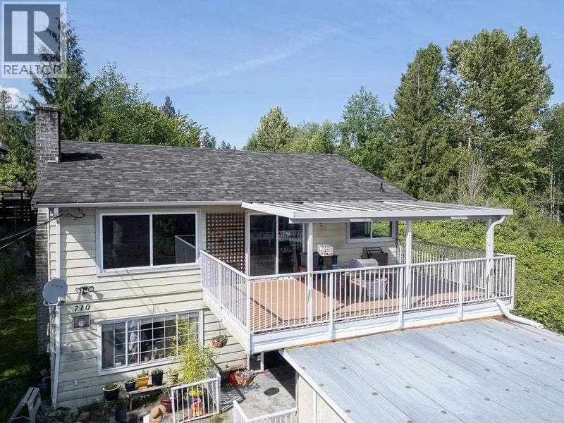 710 GIBSONS Way, Gibsons, British Columbia, V0N1V9, Gibsons, British Columbia — photo 1 of 5
