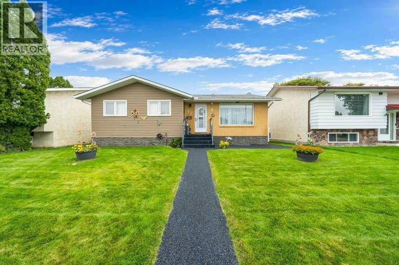 29 Cairns Way Southeast, Medicine Hat, Alberta, T1B1M3, Medicine Hat, Alberta — photo 1 of 5