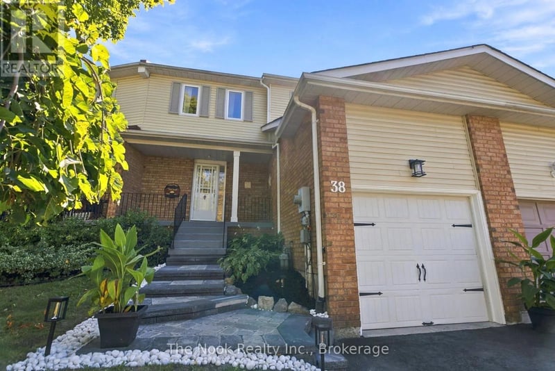 38 Galbraith Court, Clarington (Bowmanville), Ontario, L1C4P5, Clarington (Bowmanville), Ontario — photo 1 of 5