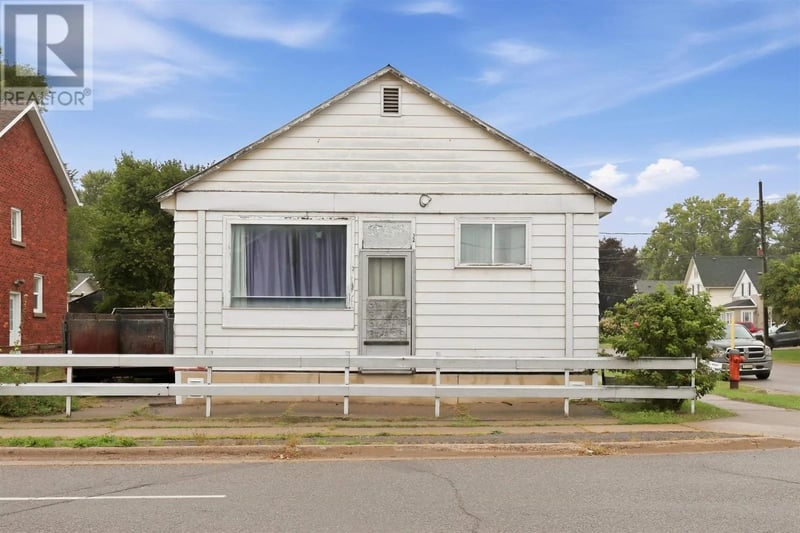 32 Wallace TER, Sault Ste. Marie, Ontario, P6C1K1, Sault Ste. Marie, Ontario — photo 1 of 5
