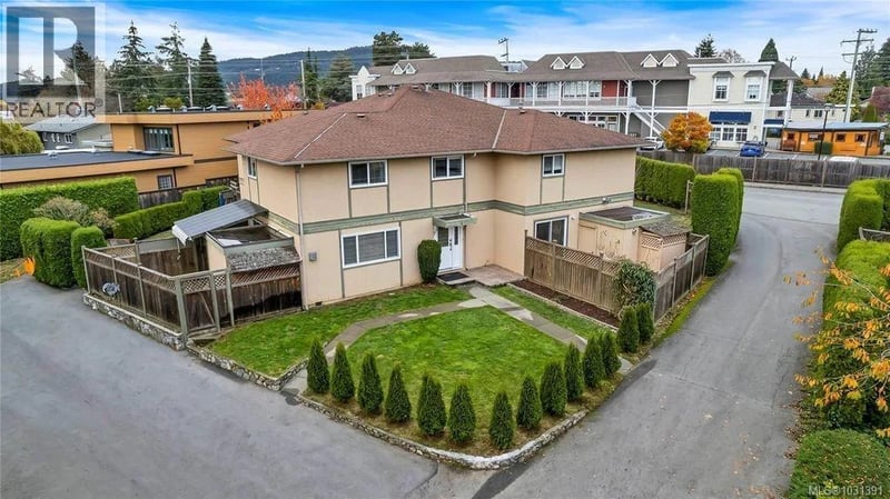 #4 1945 Lisnoe Avenue, Central Saanich, British Columbia, V8M1T2, Central Saanich, British Columbia — photo 1 of 5