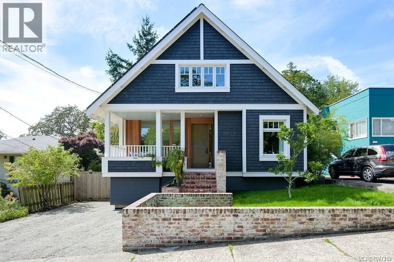 2654 Fernwood Road, Victoria, British Columbia, V8T3A2, Victoria, British Columbia — photo 1 of 5