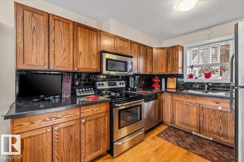11436 88 ST NW, Edmonton, Alberta, T5B3R1, Edmonton, Alberta — photo 1 of 5