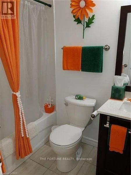 #304 4692 Crysler Avenue North, Niagara Falls (Downtown), Ontario, L3K5V5, Niagara Falls (Downtown), Ontario — photo 1 of 5