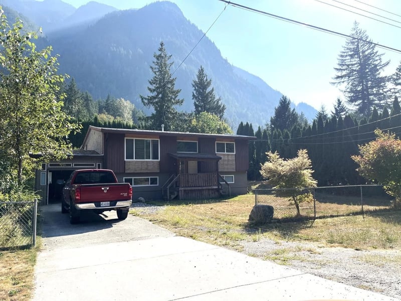 320 ROBERTSON Crescent, Hope, British Columbia, V0X1L4, Hope, British Columbia — photo 1 of 5