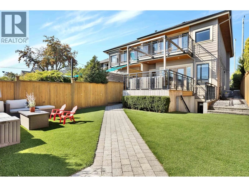 545 4TH Street, North Vancouver, British Columbia, V7L1J7, North Vancouver, British Columbia — photo 1 of 5