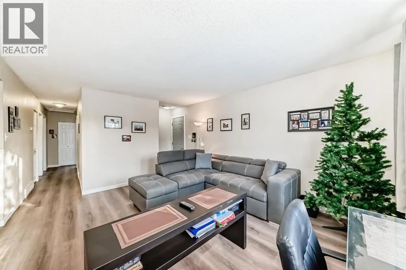 3221 32A Avenue Southeast, Calgary, Alberta, T2B0J6, Calgary, Alberta — photo 1 of 5