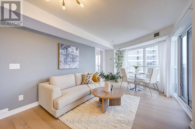 #1908 151 Village Green Square, Toronto (Agincourt South-Malvern West), Ontario, M1S0K5, Toronto (Agincourt South-Malvern West), Ontario — photo 1 of 5