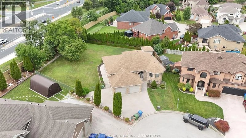 2672 FLEMING Court, Windsor, Ontario, N9E4P1, Windsor, Ontario — photo 1 of 5