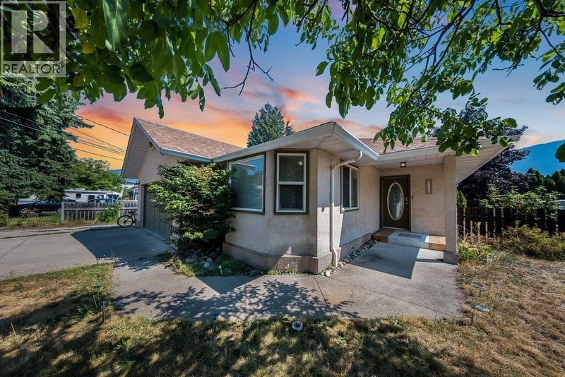 2507 COLUMBIA Avenue, Castlegar, British Columbia, V1N2X4, Castlegar, British Columbia — photo 1 of 5