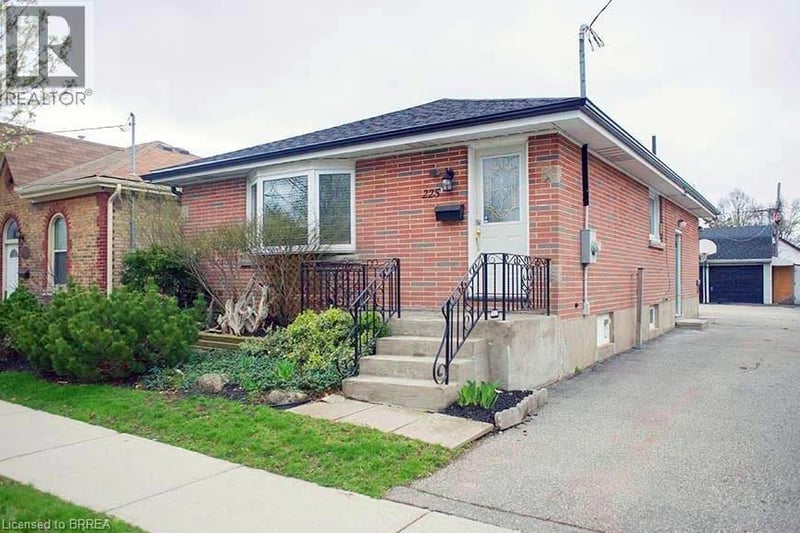 #MAIN 225 CHATHAM Street, Brantford, Ontario, N3S4H2, Brantford, Ontario — photo 1 of 5
