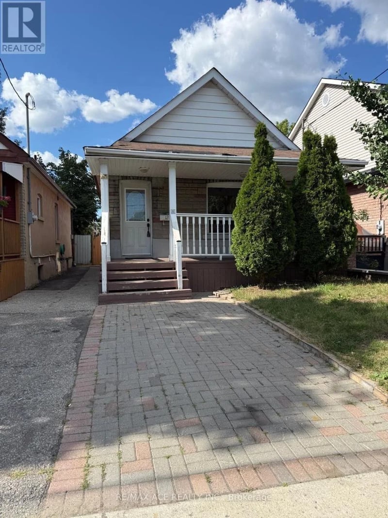 12 Mahoney Avenue, Toronto (Mount Dennis), Ontario, M6M2H4, Toronto (Mount Dennis), Ontario — photo 1 of 5