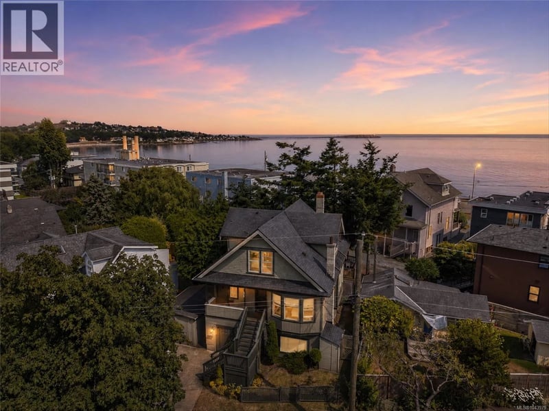 31 Bushby Street, Victoria, British Columbia, V8S1B3, Victoria, British Columbia — photo 1 of 5