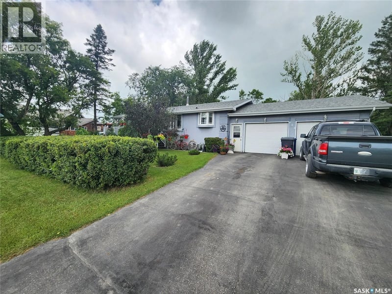 808 Assiniboia AVENUE, Stoughton, Saskatchewan, S0G4T0, Stoughton, Saskatchewan — photo 1 of 5